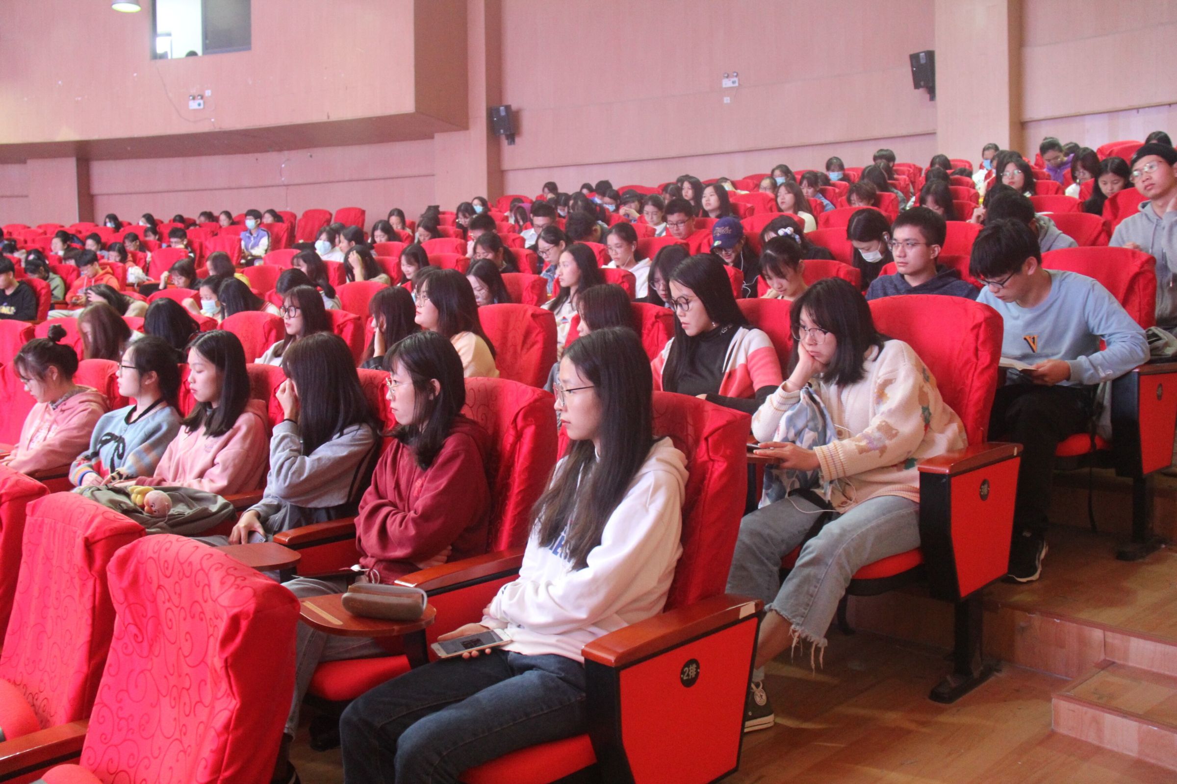同学们聚精会神聆听讲座
