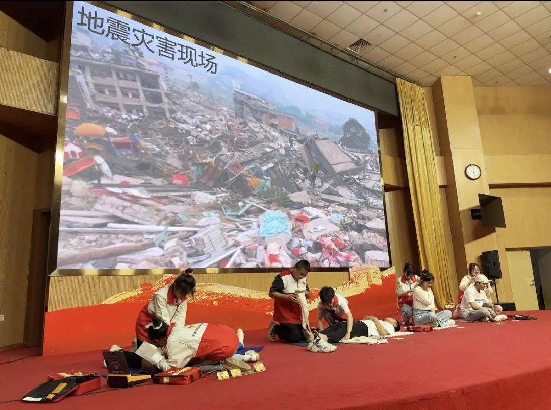 这场应急救护知识活动，2700多名师生参加学习……